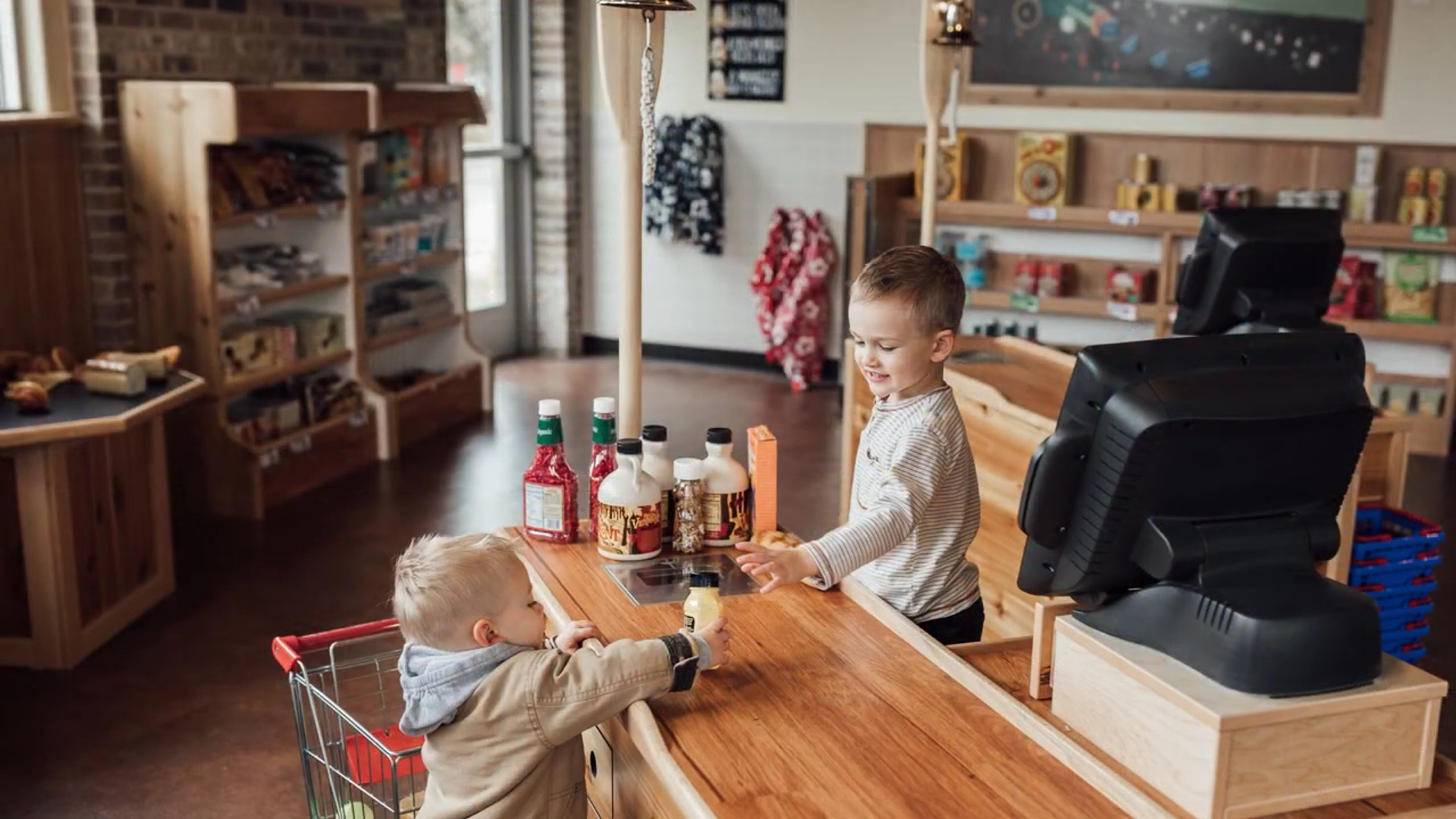 Kids playing in Trader Joe's Grocery store exhibit